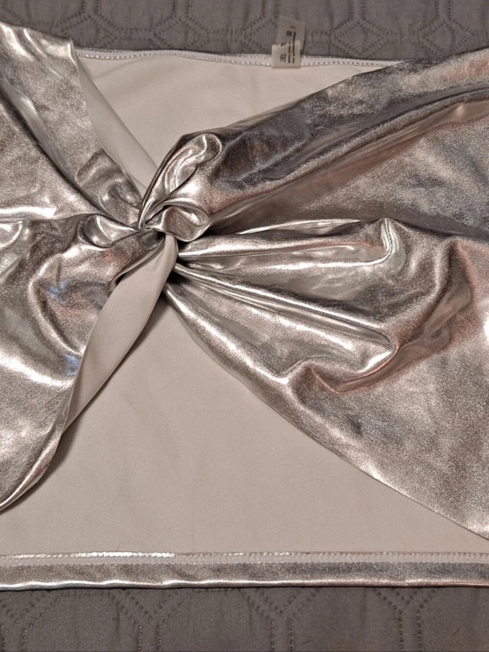Size Large L Metallic Silver Twist-Front Crop Top lot6382